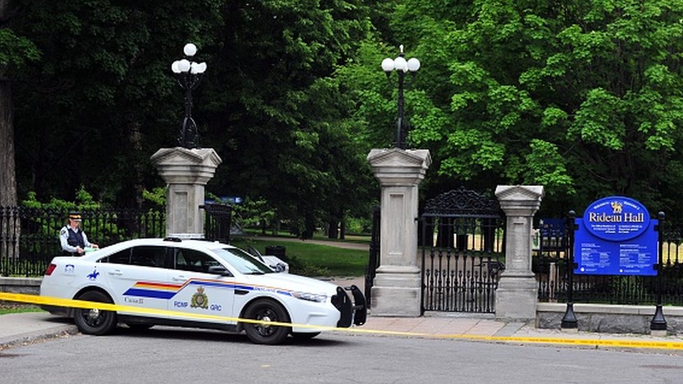Trudeau: detienen a un militar armado que irrumpió con una camioneta en el complejo donde reside el primer ministro de Canadá