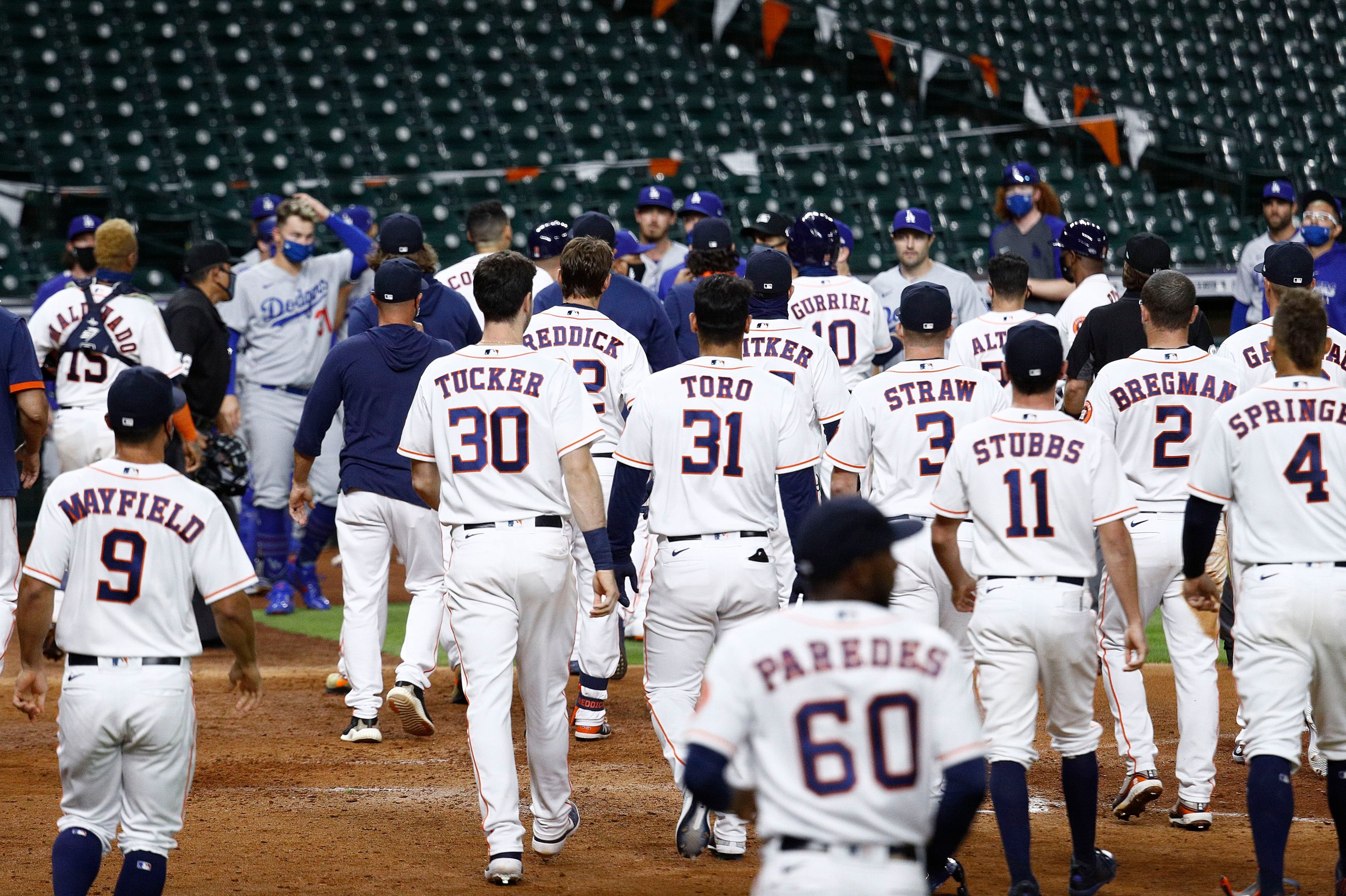 Dodgers ganan a Astros en ambiente de pelea