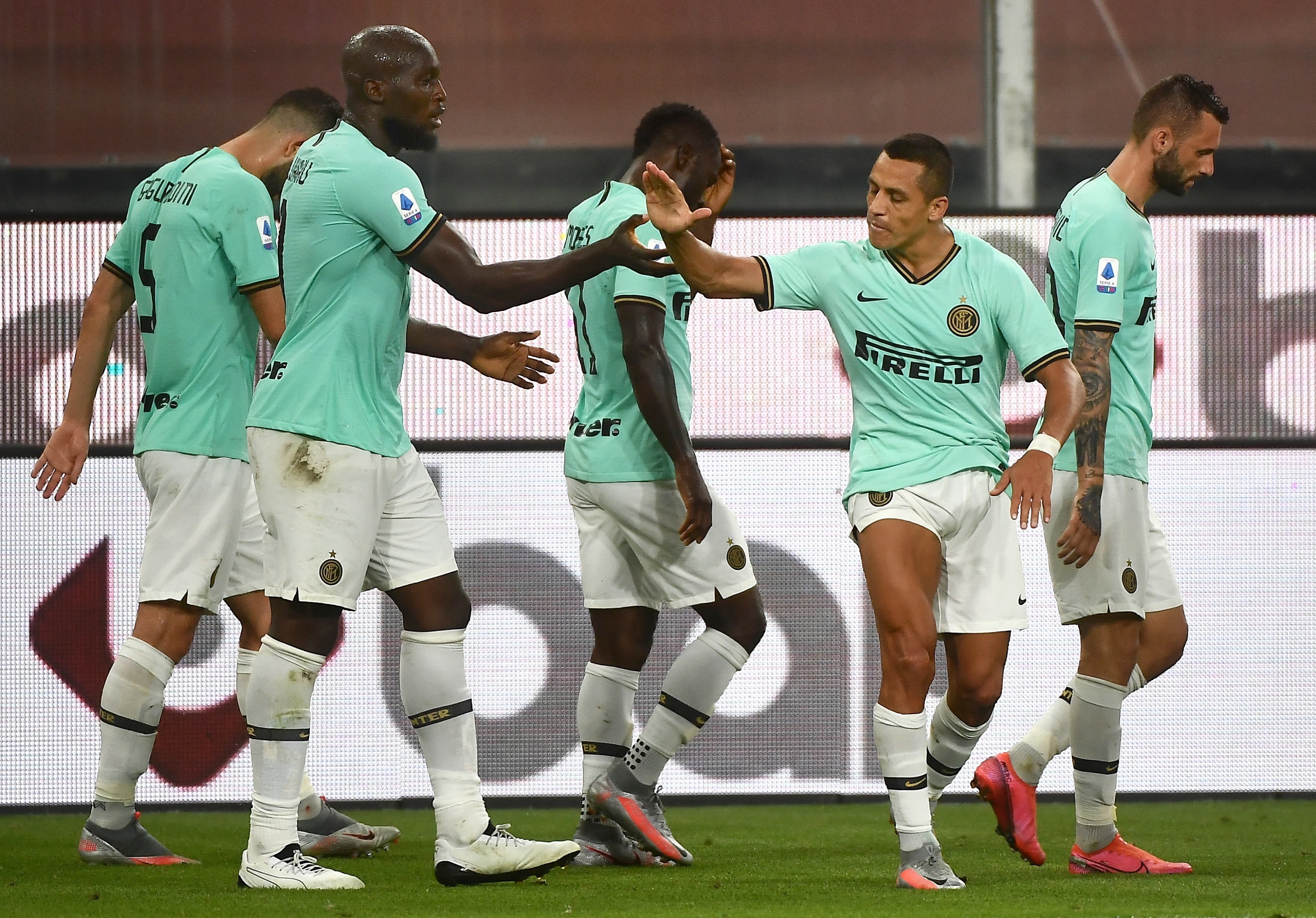 Alexis y Lukaku dejan al Inter escolta del Juventus