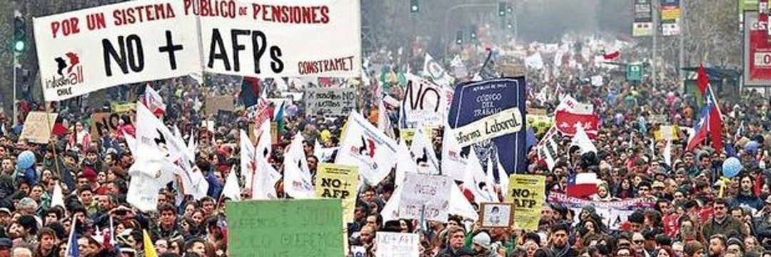 Chile vota retiro anticipado de pensiones tras noche violenta