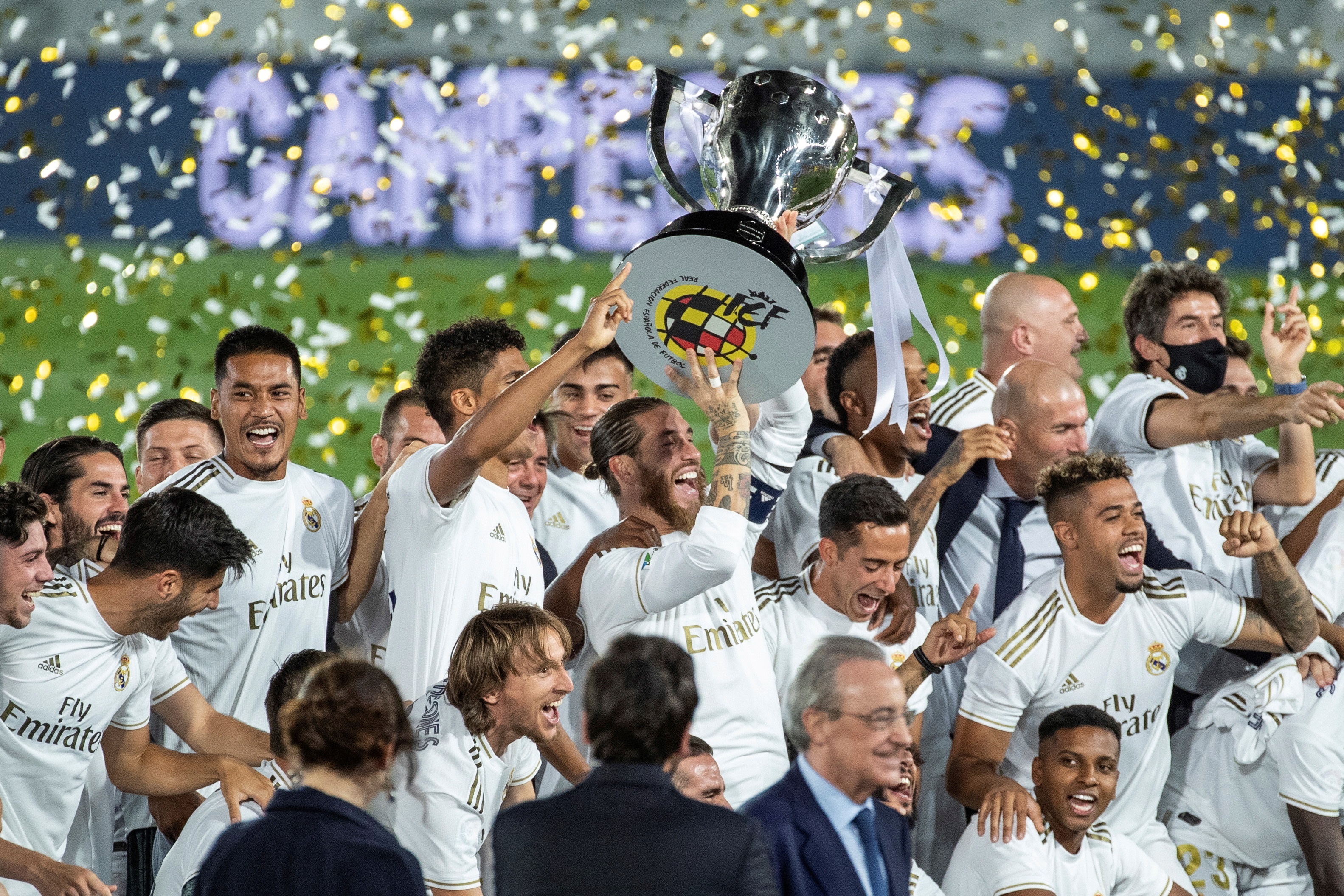 El Real Madrid alza la copa de campéon de España