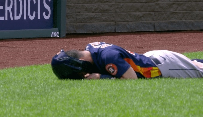 Altuve examinado diariamente tras abandonar lesionado