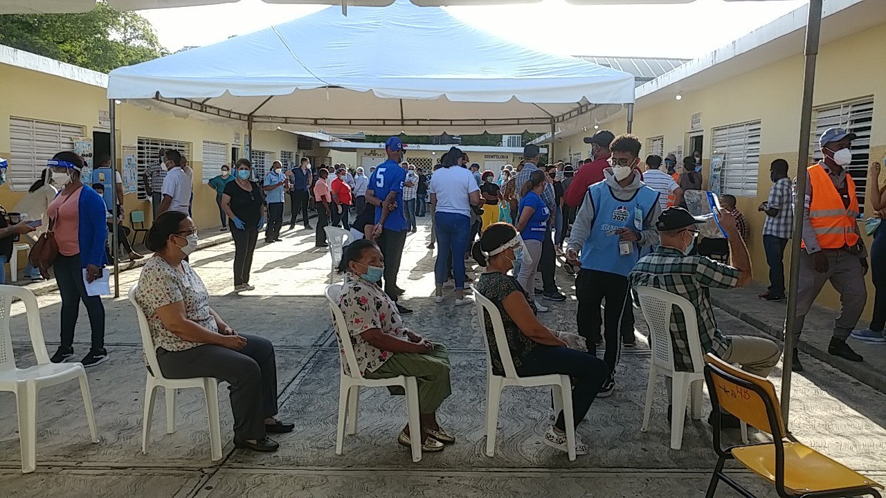 Electores abarrotan Colegio Quisqueya
