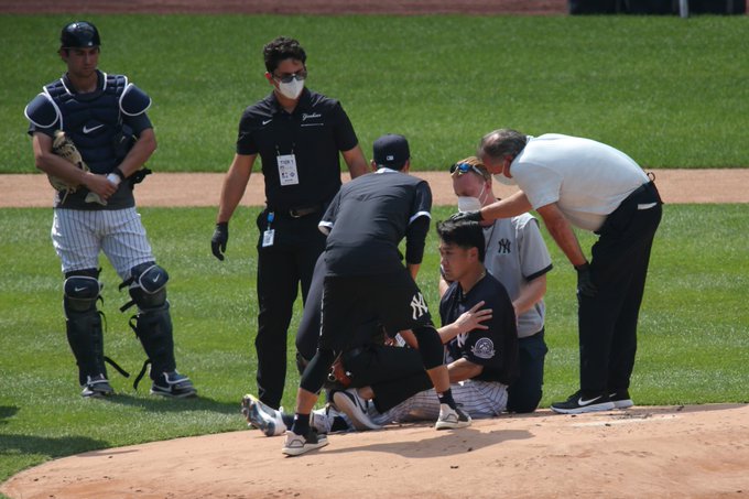 Tanaka colapsó en el montículo al ser impactado en la cabeza