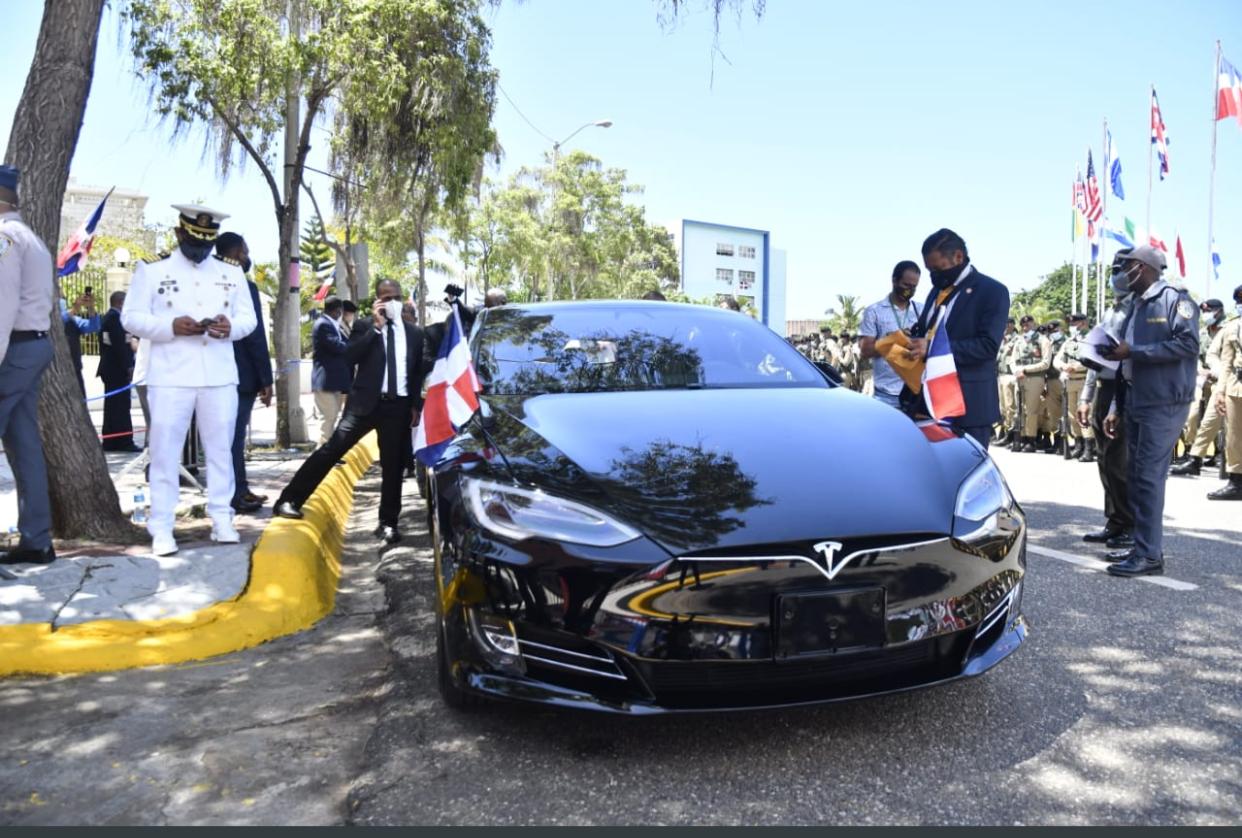 Luis Abinader usa un carro eléctrico Tesla, y recibe saludos de Elon Musk