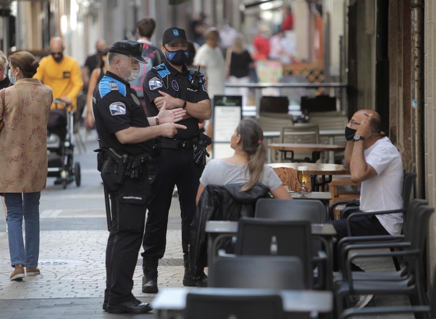 Covid-19: Brotes obligan a cerrar bares y prohibir fumar en España