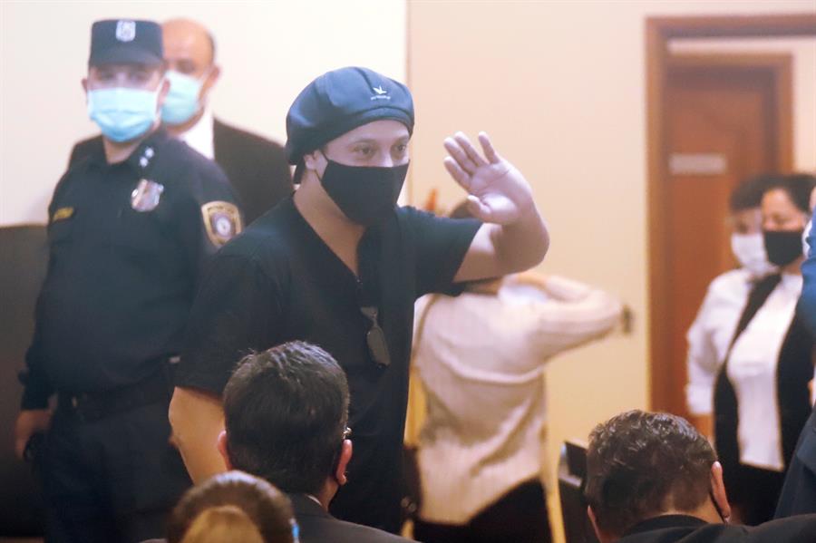 Ronaldinho queda en libertad y encuentra apoyo de paraguayos