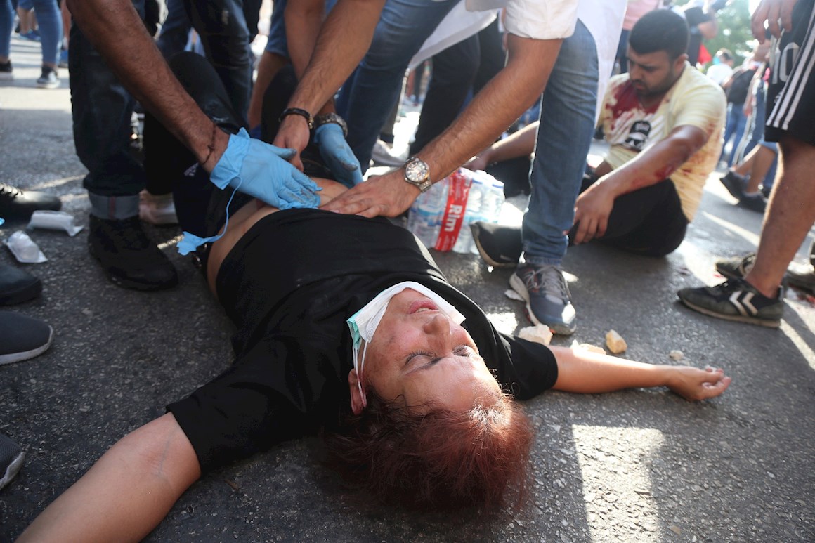 Un policía muerto y 172 personas heridas en violentas protestas en Beirut