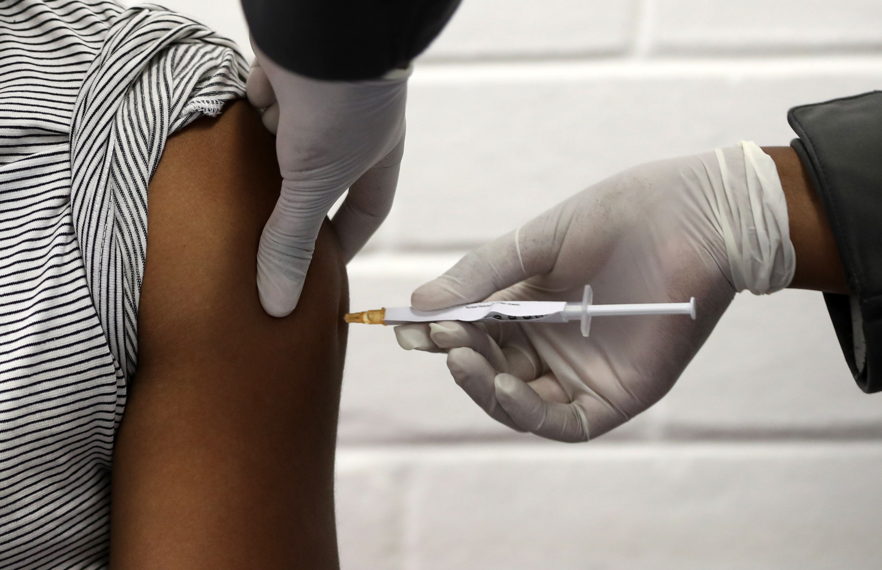 Carrera por vacuna se acelera con Latinoamérica enferma