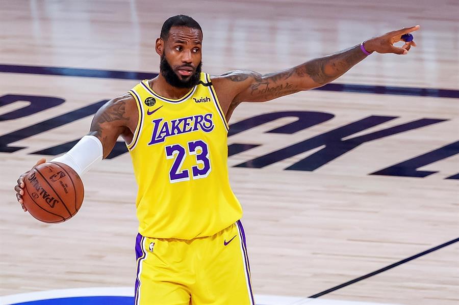 Davis y James ponen a Lakers en semifinales, primera vez desde 2012