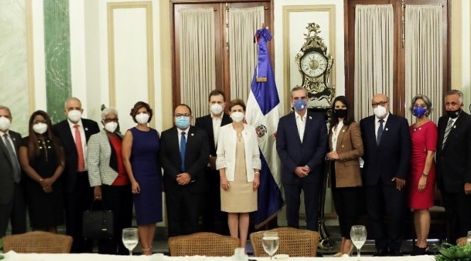 Presidente Luis Abinader se reúne con líderes de opinión
