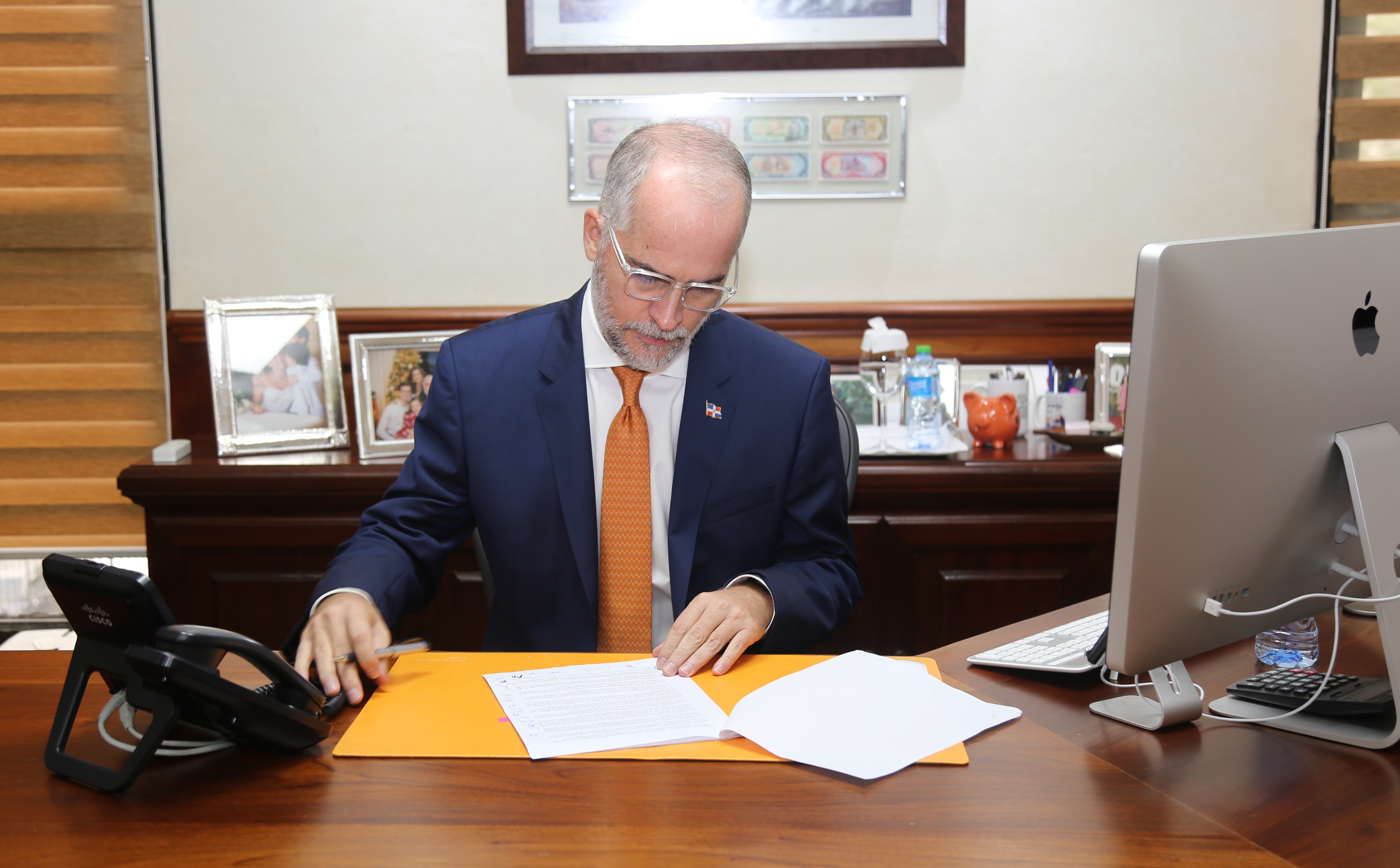 Fernández W. firma compromiso de “Gobierno Ético, Eficiente, Transparente y Cercano a la Gente”