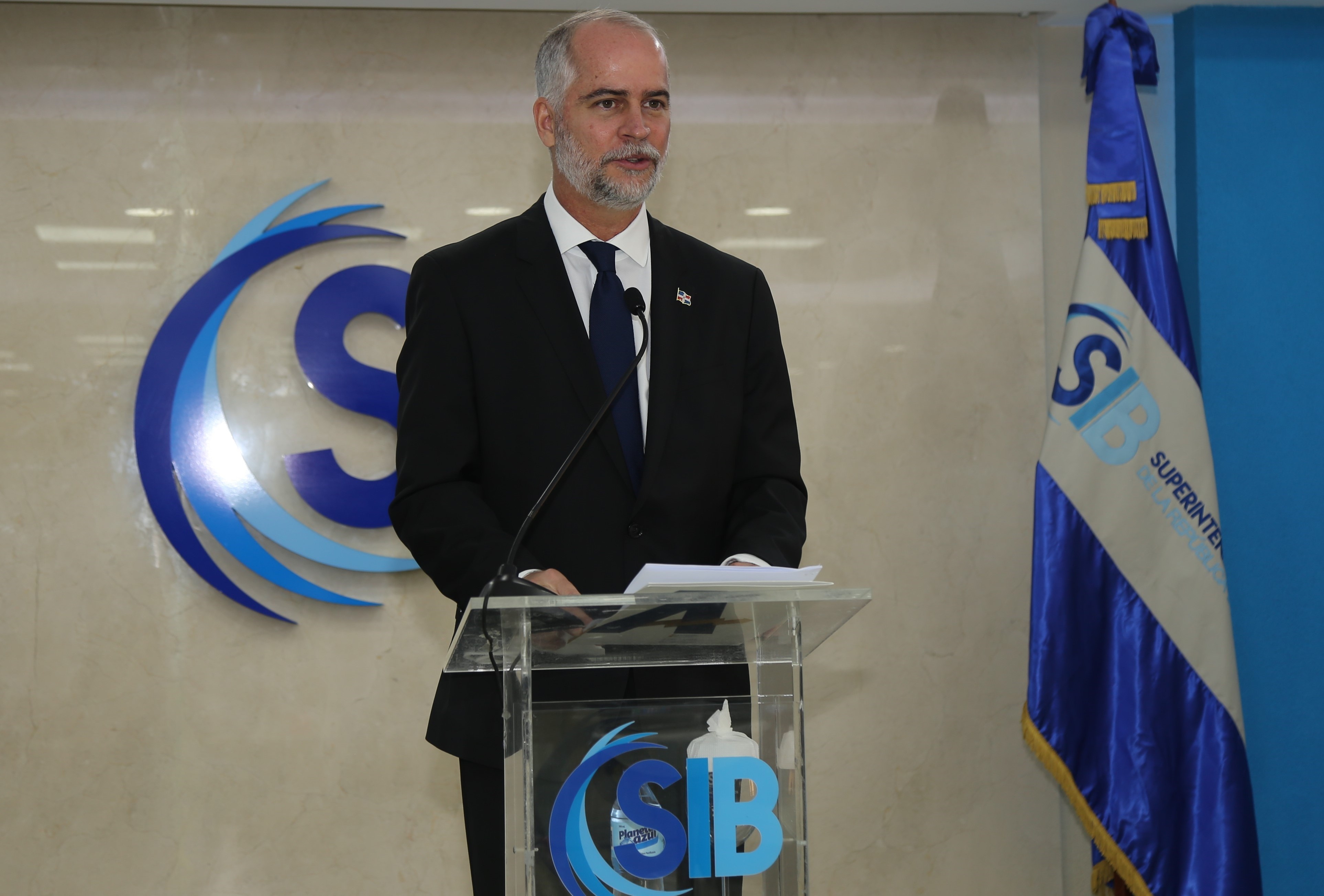 Alejandro Fernández W. asume funciones en la Superintendencia de Bancos
