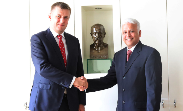Excónsul general dominicano se reúne con ministro de Relaciones Exteriores de la República Checa
