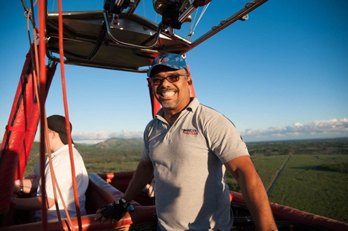 Técnico de IDAC vuela globos aerostáticos entre aeropuertos Bávaro y Punta Cana