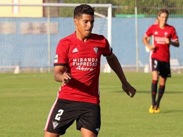 El dominicano Carlos Julio jugará una temporada más en el Mirandés