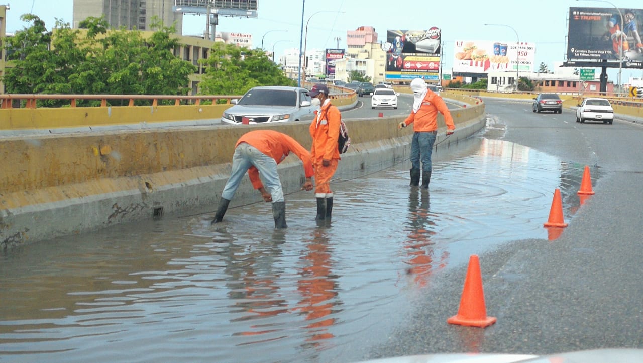 MOPC interviene puntos afectados por lluvias en el Gran Santo Domingo y otras provincias