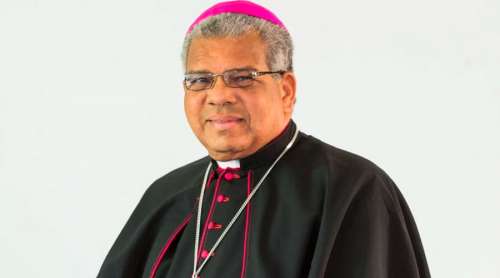 Luego de rechazarlo, arzobispo Ozoria acepta rango de mayor general