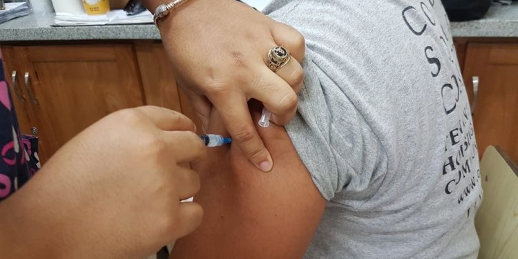 Inmunizan a estudiantes de Medicina de la UCNE
