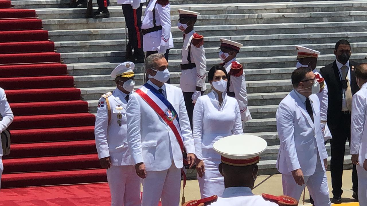 El presidente Luis Abinader toma juramento al nuevo gabinete ministerial