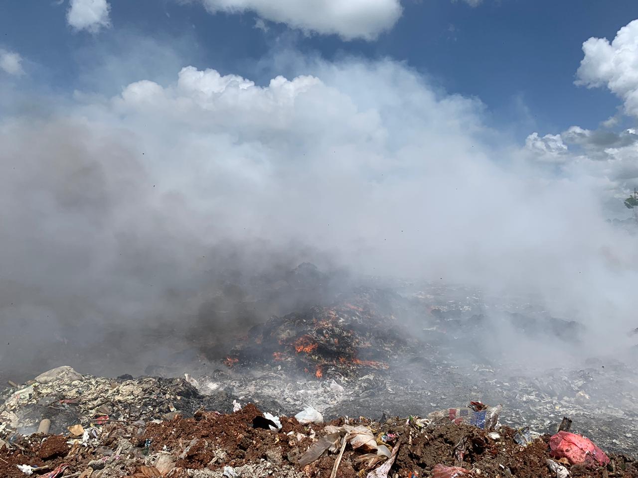 Arde la basura del vertedero de Haina
