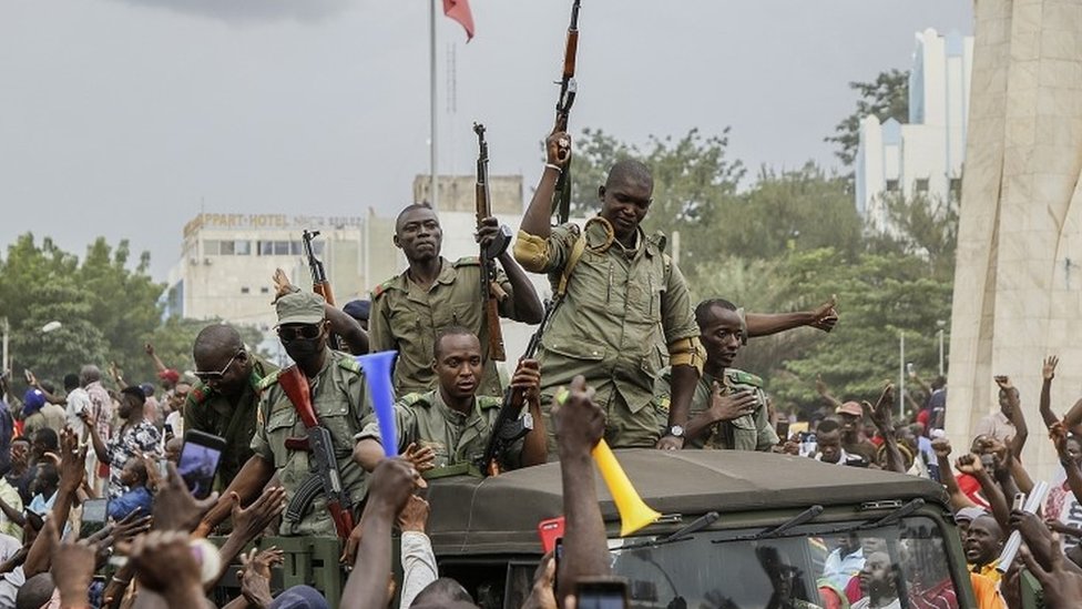 El presidente de Mali renuncia tras ser detenido por soldados junto a otros altos funcionarios