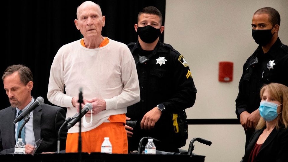 Condenan a 11 cadenas perpetuas al asesino del Golden State por decenas de muertes y violaciones tras estar prófugo por más de 40 años