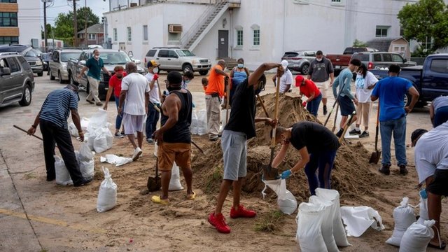 El huracán Laura se fortalece rápidamente y amenaza las costas de Texas y Luisiana