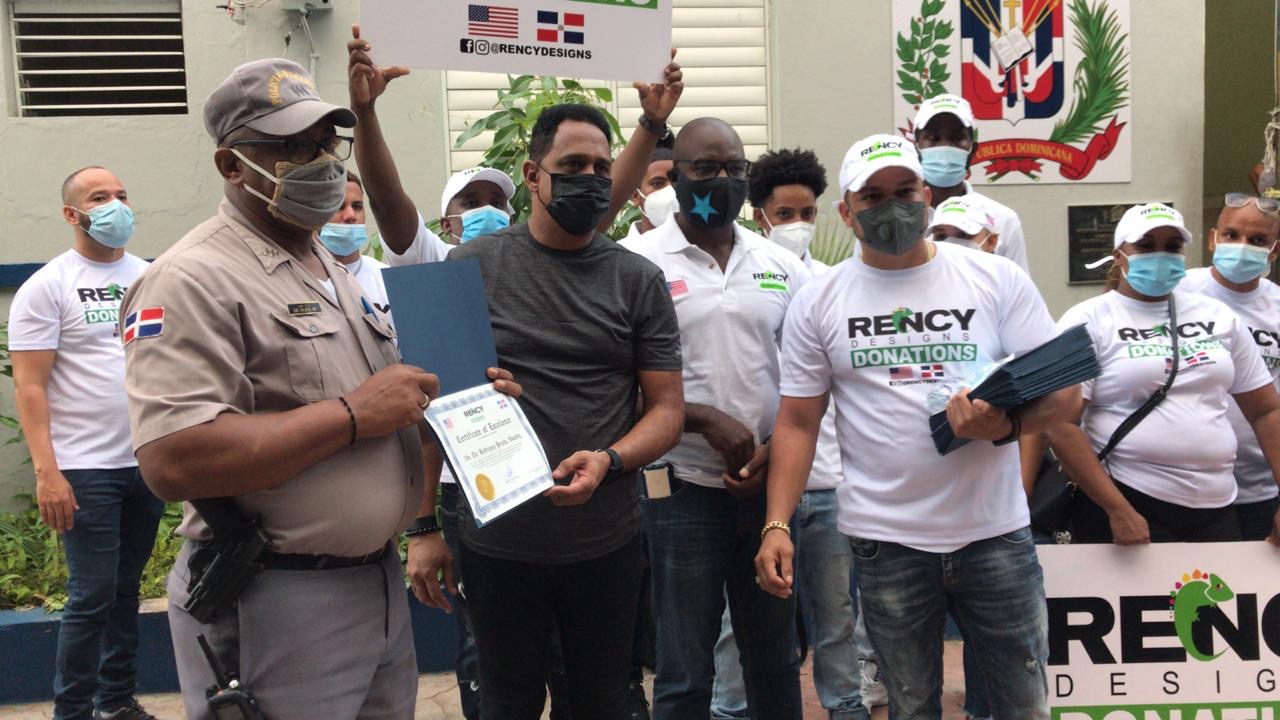 Policías de Boca Chica reciben donaciones de dominicano radicado en EEUU