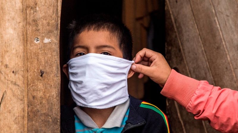 Muertes por covid-19: el gráfico que muestra los 10 países del mundo que encabezan el ranking de fallecimientos per cápita (y cuáles son de América Latina)