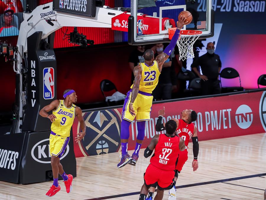 Los Lakers quedan a un triunfo de la final