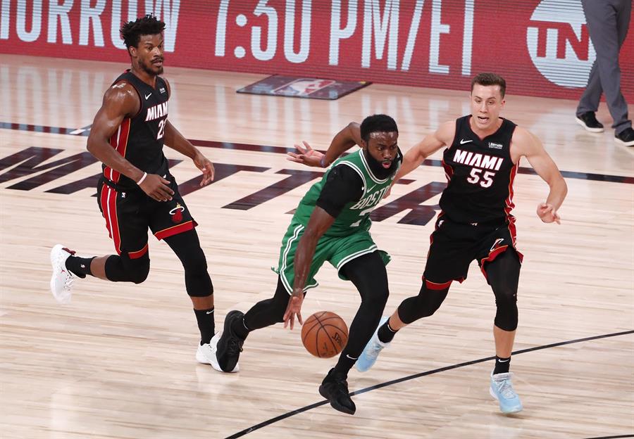 Brown y Tatum disminuten brecha entre el Celtics y Heat
