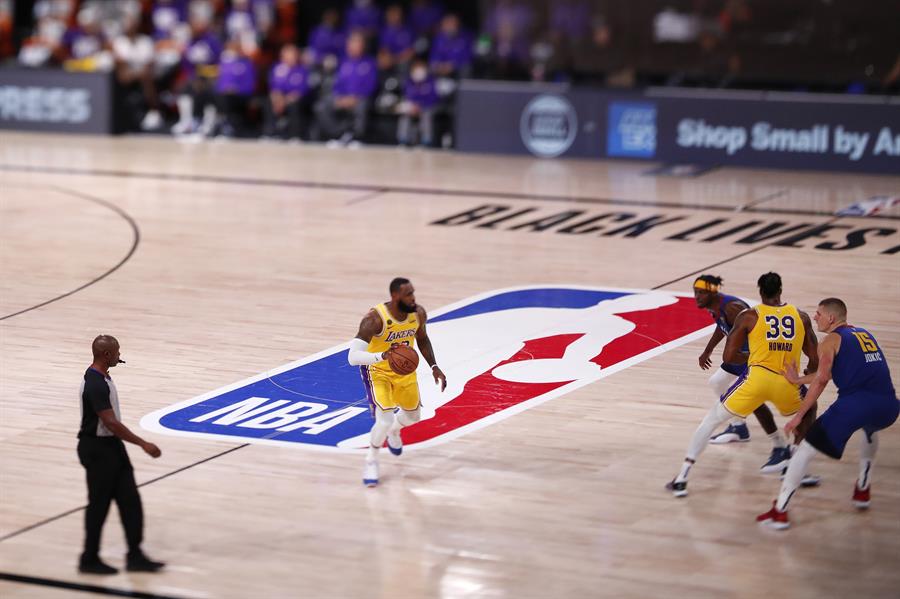 Los Lakers toman ventaja con Davis y James exhibiéndose ante Nuggets