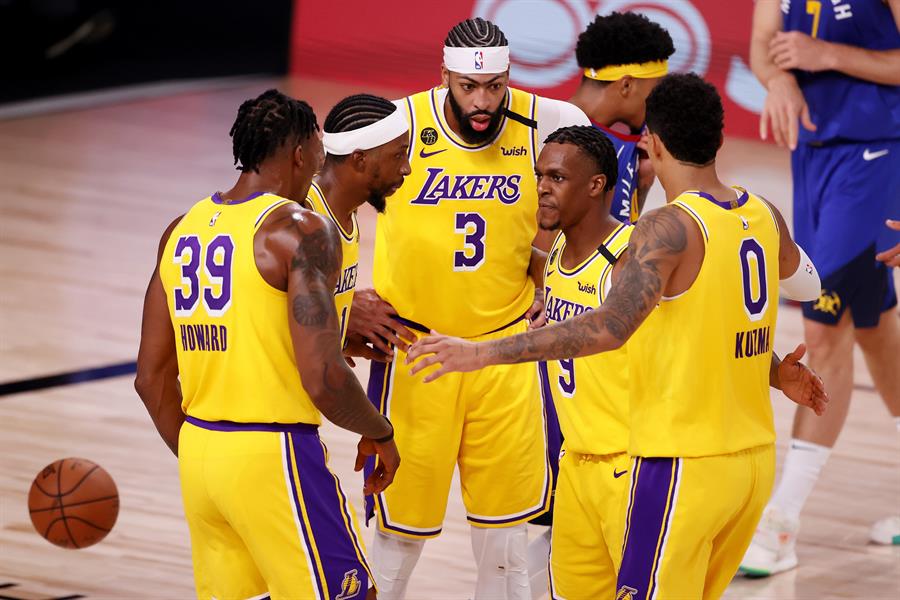 Davis coloca a Lakers a un triunfo de las Finales de la NBA
