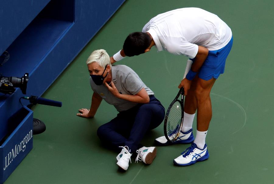 Djokovic eliminado por pelotazo a jueza en la garganta