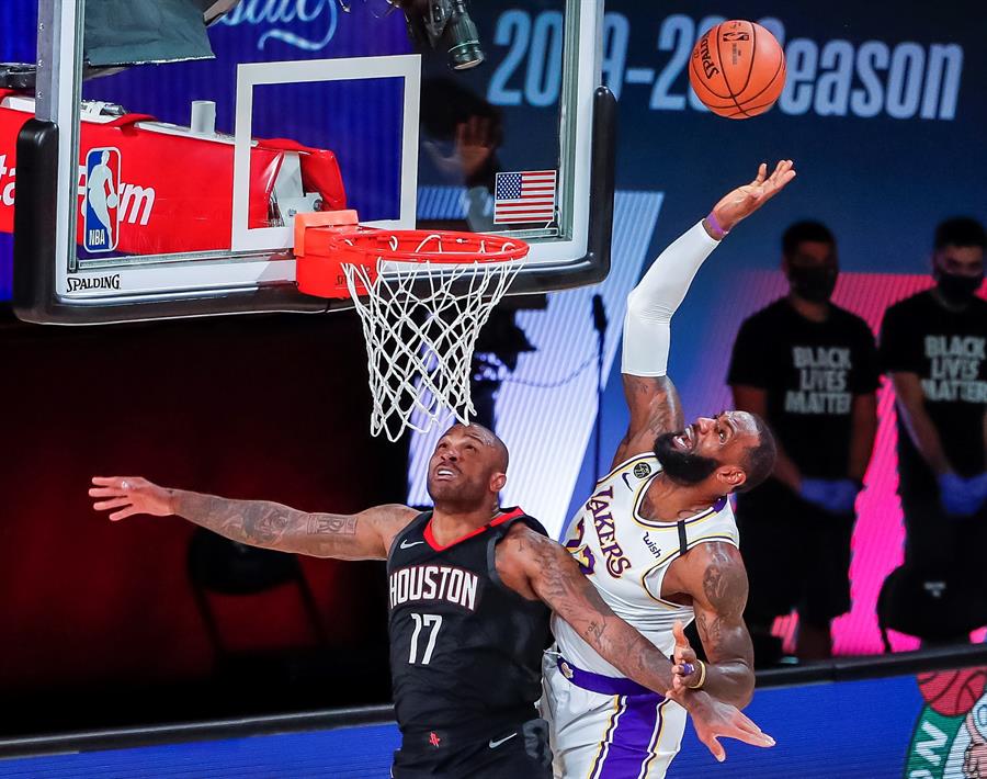 Lakers toman ventaja huyendo de suerte de los Bucks