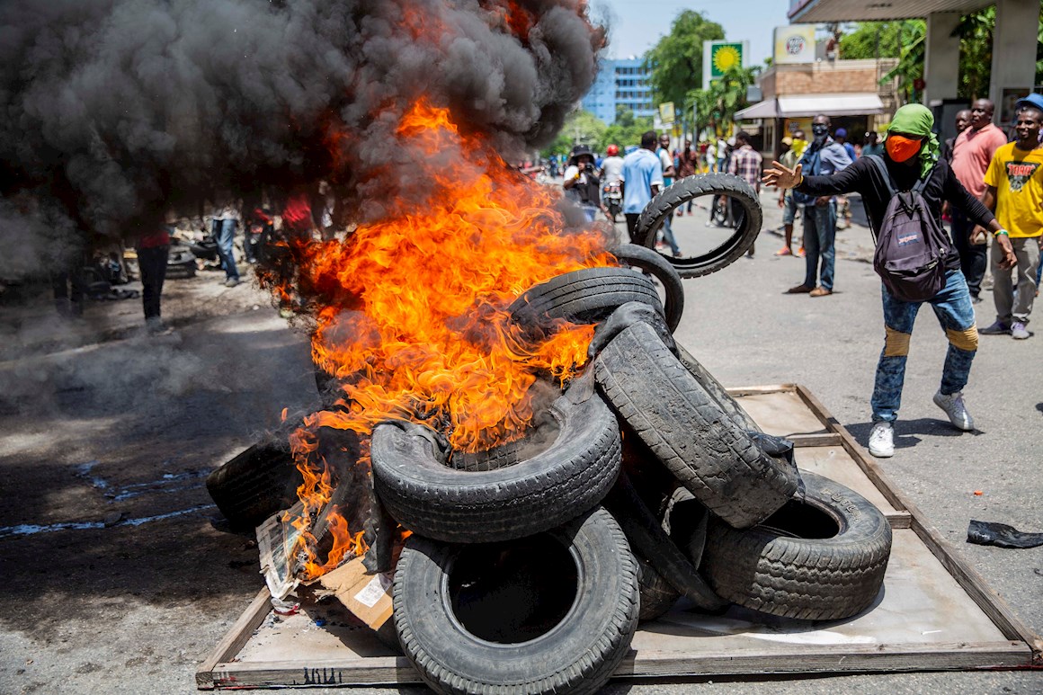 Policías haitianos incendian vehículos en protesta por el arresto de colegas