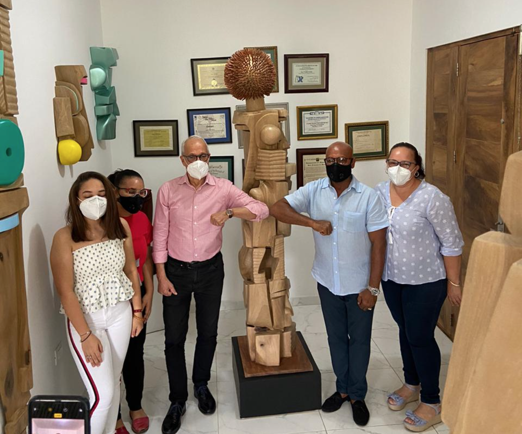 Escultor Juan Trinidad dona obra escultórico sobre el Covid-19 a la UNESCO, y la entrega al embajador Andrés L. Mateo