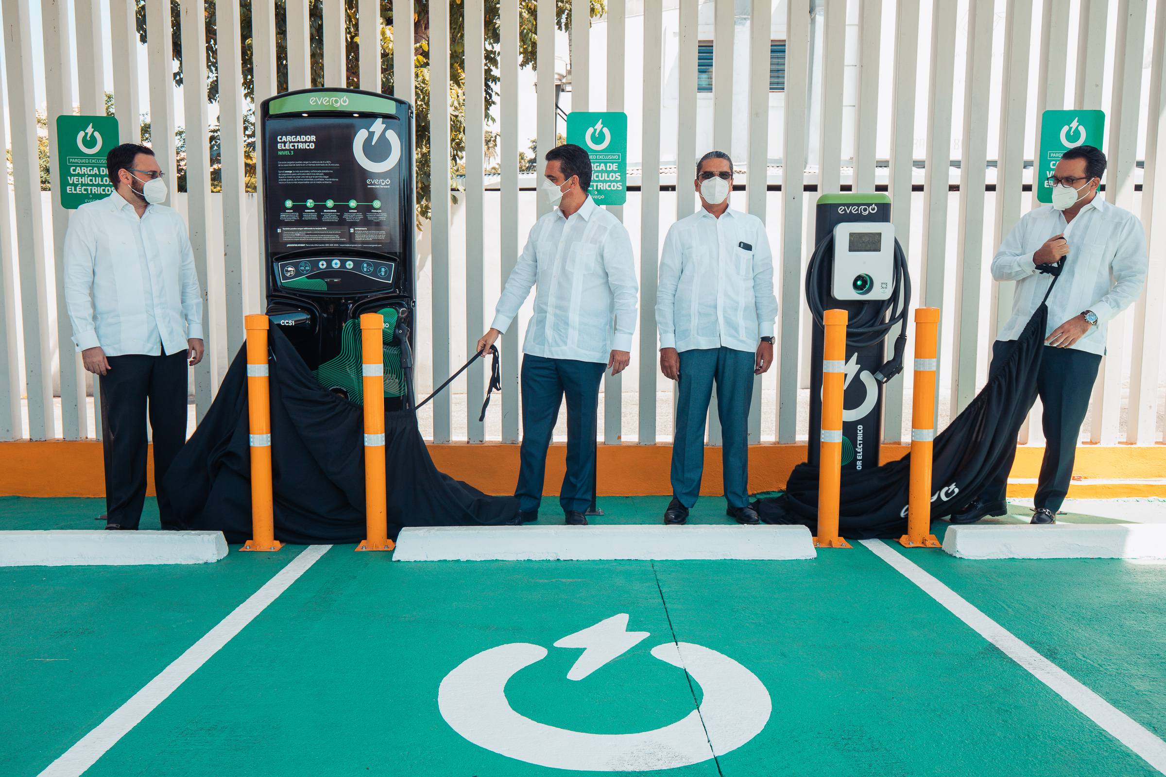 Popular abre estación de carga para vehículos eléctricos en Santiago