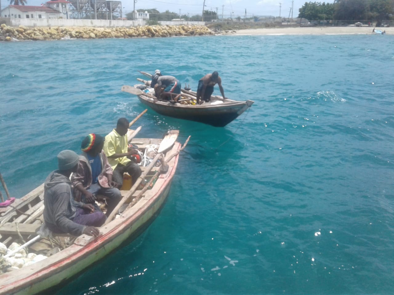 Armada confisca seis embarcaciones de pesca ilegal y apresa a 16 personas