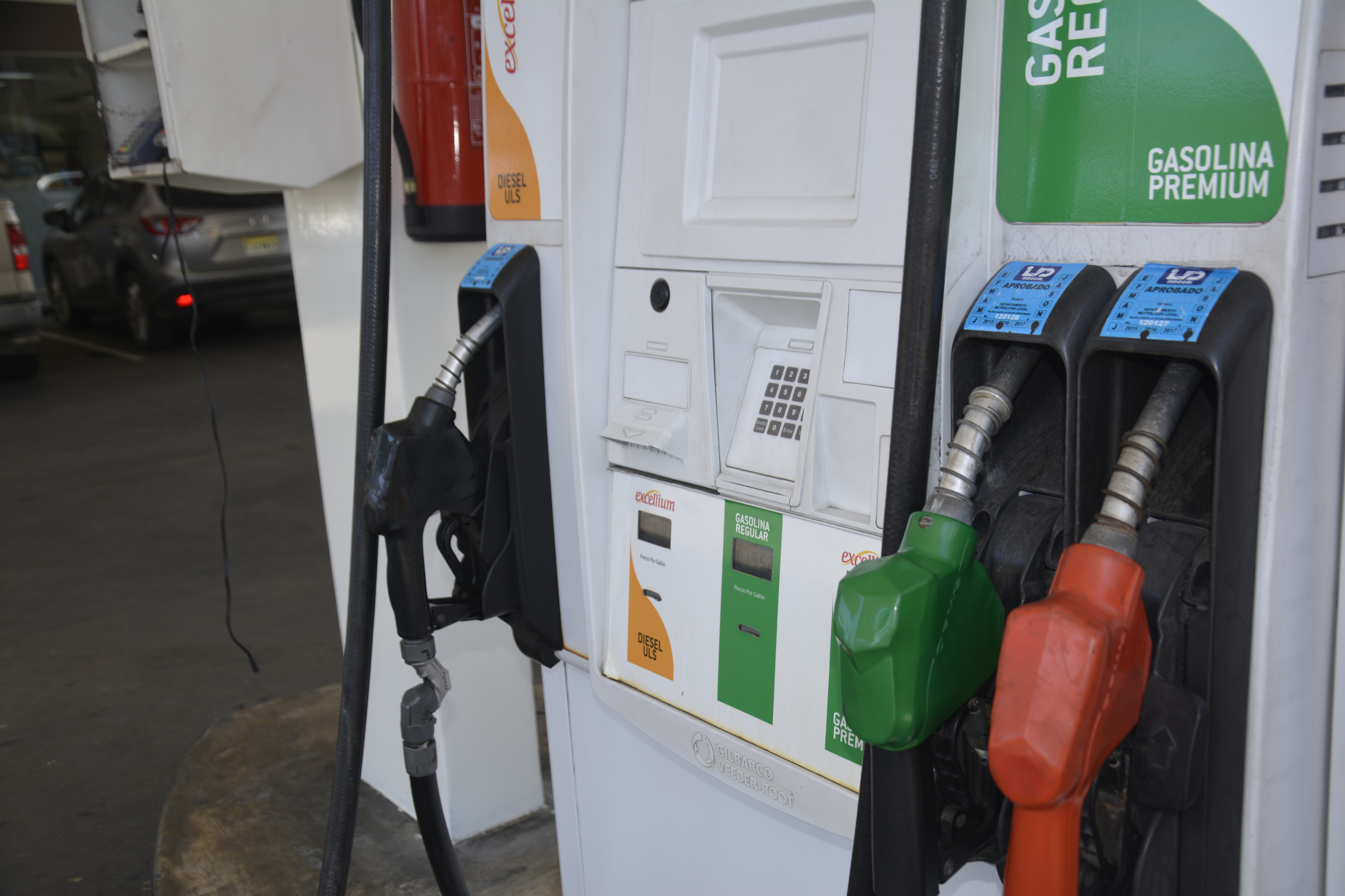 Gobierno congela precio de los combustibles