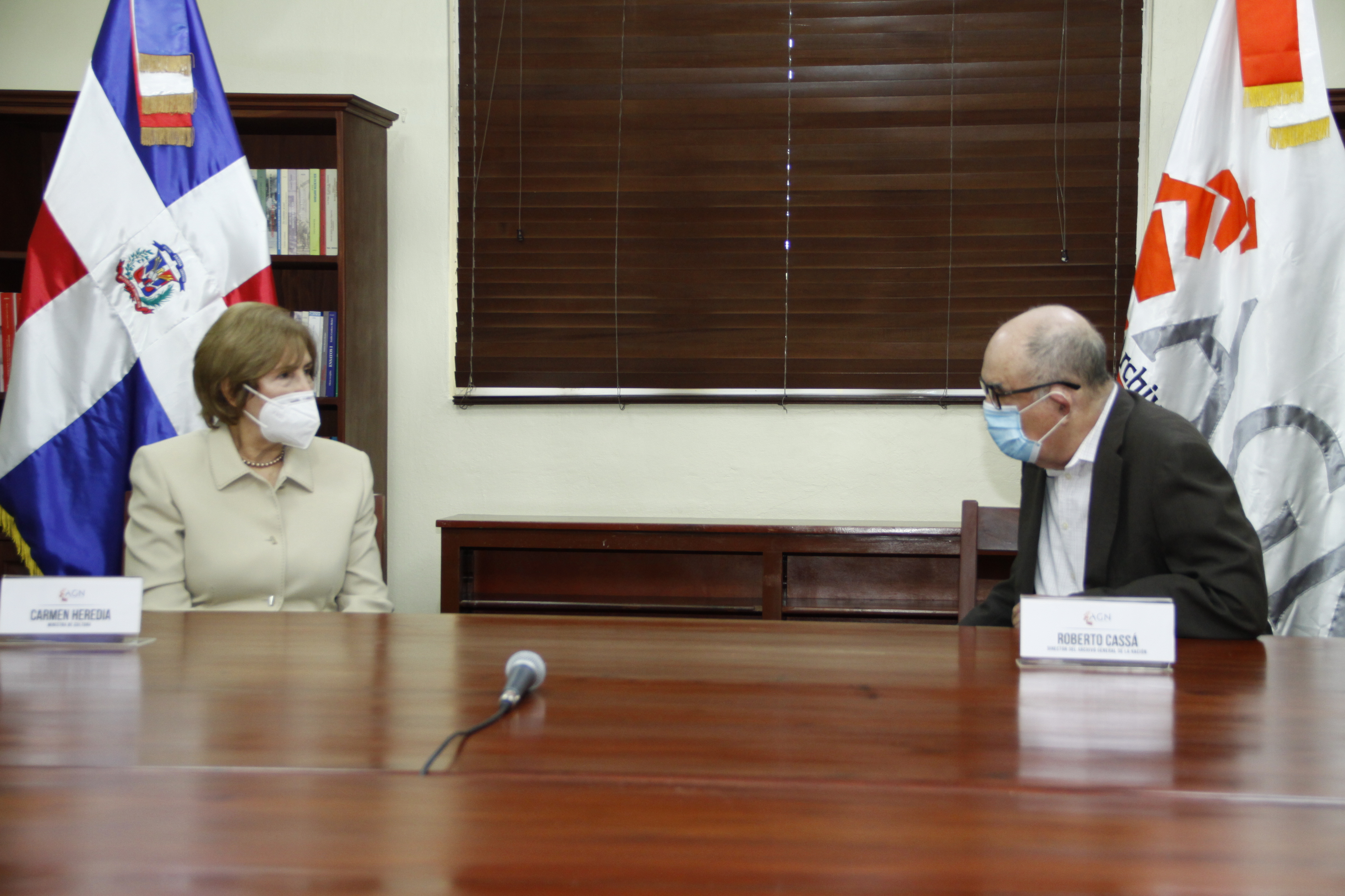 Ministra de Cultura visita el Archivo General de la Nación y muestra interés de colaboración