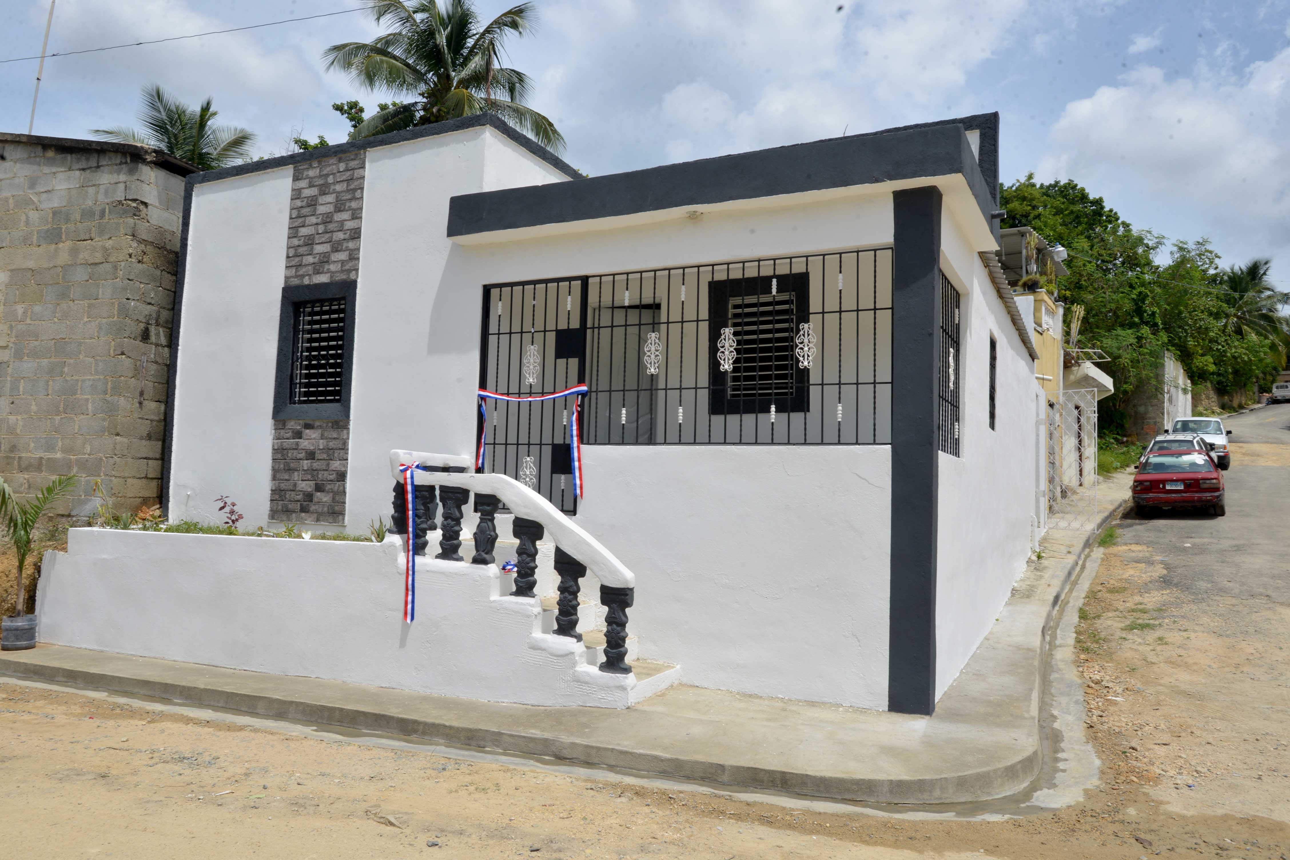 Obras Públicas entrega vivienda a familia en Sabana Perdida