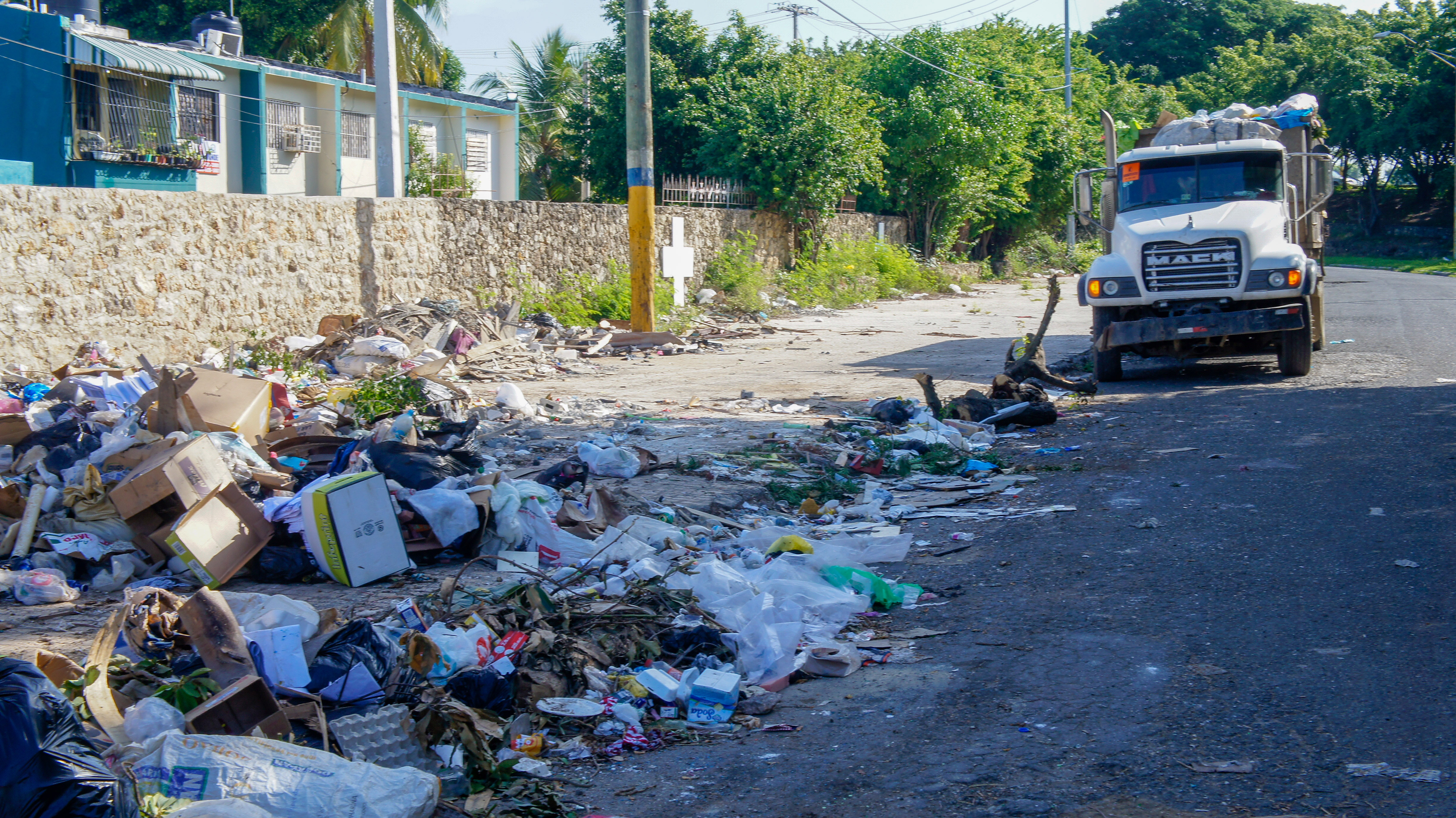 Ayuntamiento SDE elimina vertederos improvisados en Villa Faro y Villa Duarte