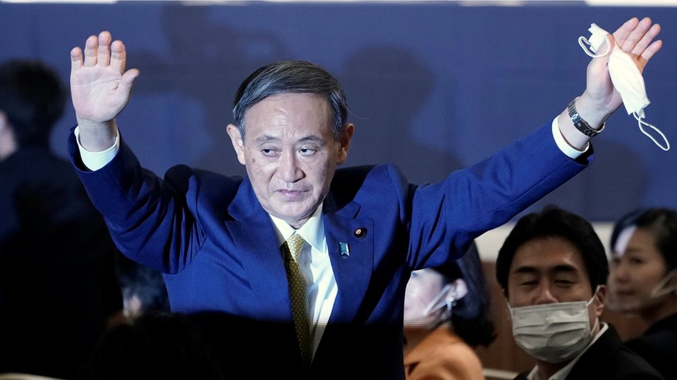 Yoshihide Suga, el pragmático hijo de agricultores que sustituye a Shinzo Abe como primer ministro de Japón