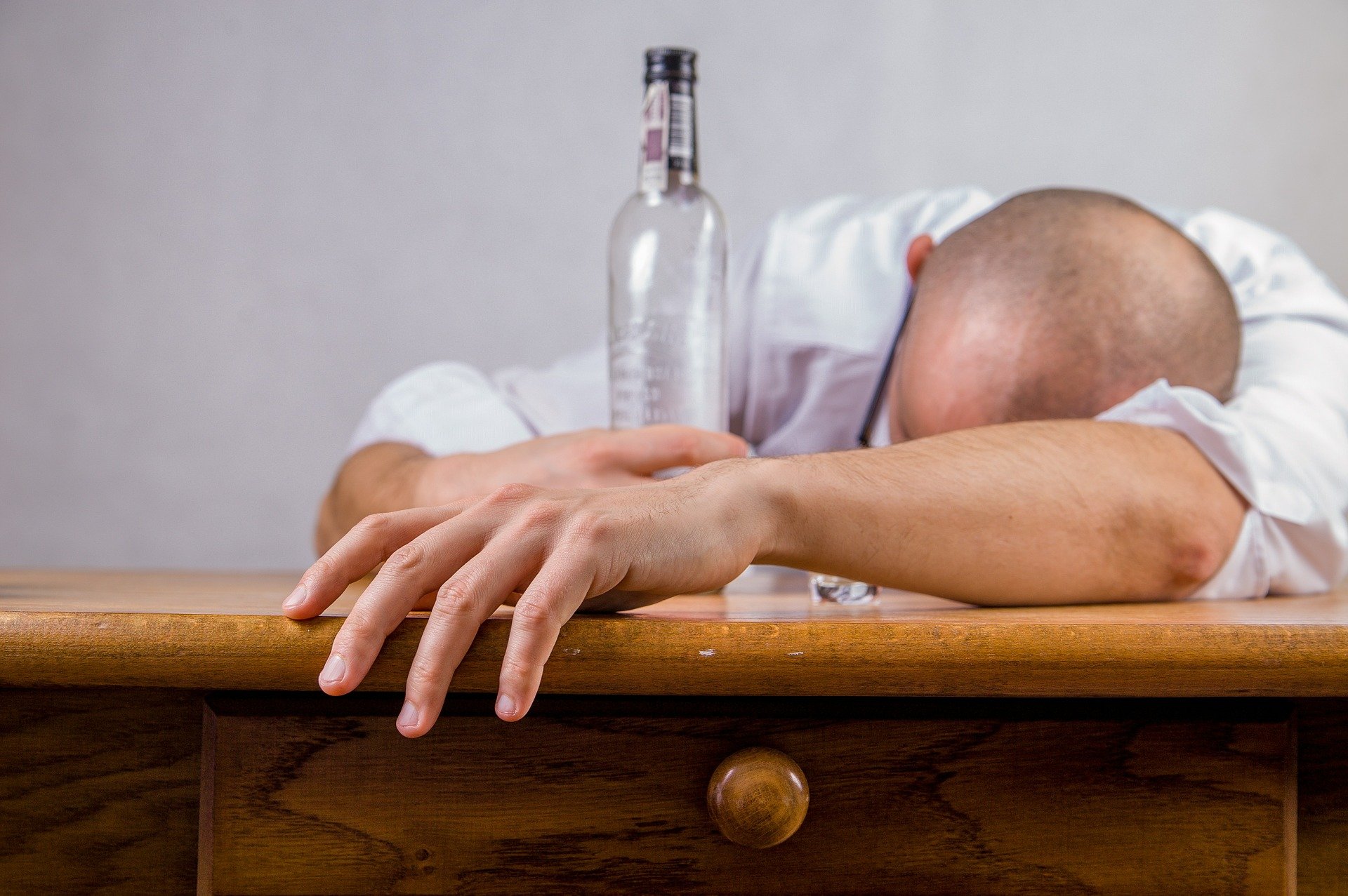 Tres muertes más por bebidas adulteradas; ya son más de cien los fallecidos