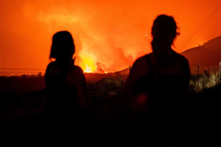 Incendio en EEUU dobla su tamaño y desplaza más población