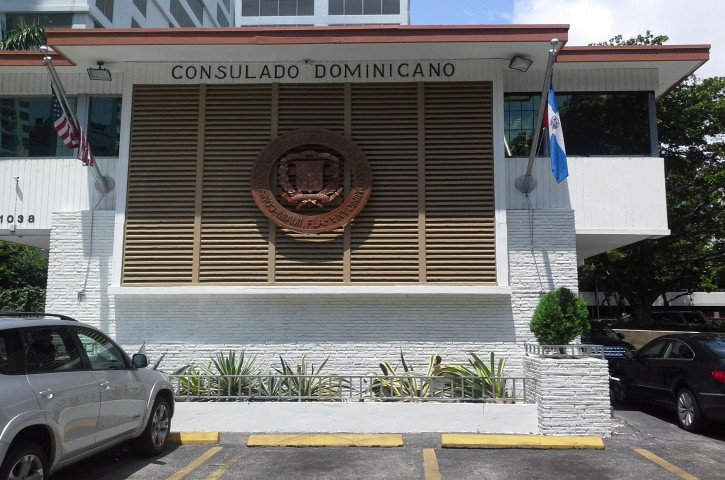 ¿Periodistas son un peligro para el Consulado dominicano en Miami?