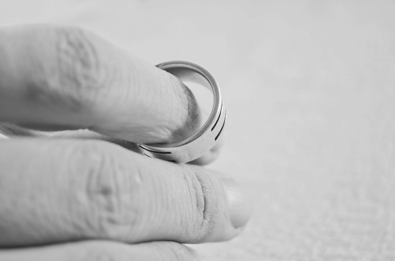 Divorcios suben 57 % y matrimonios caen 24 % en la última década en México