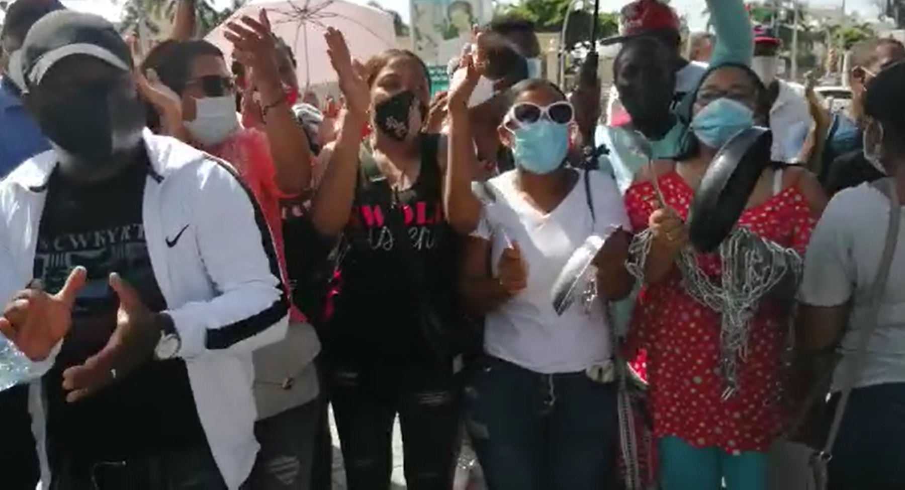 Vendedores del mercado La Pulga vuelven a protestar frente al Palacio Nacional